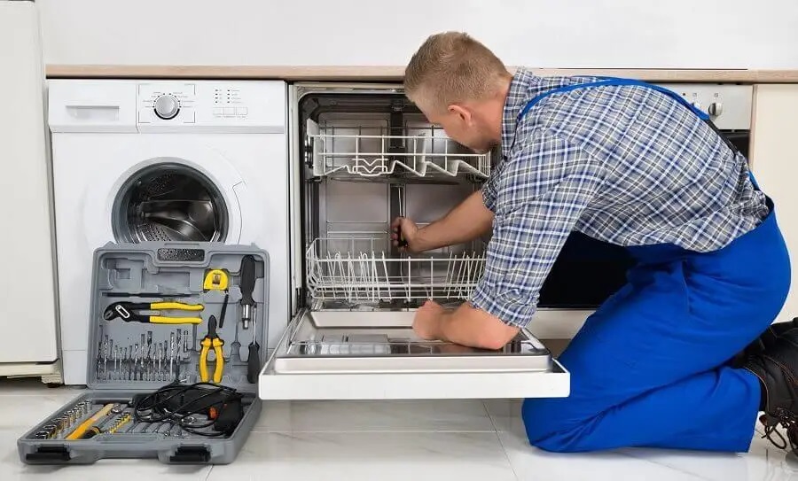 Sincan Hotpoint servisi teknisyen ekibi beyaz eşya tamiri yaparken